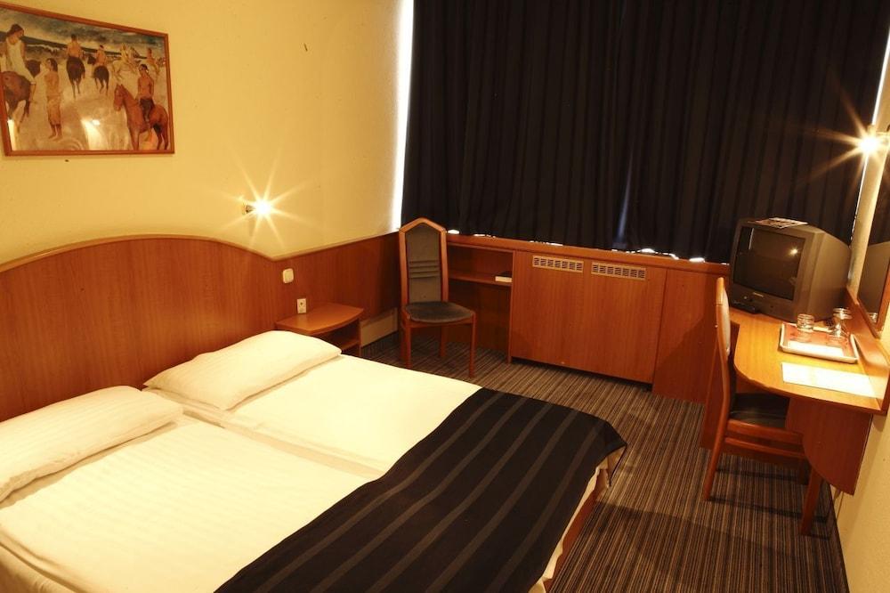 Hotel Benczur 3*